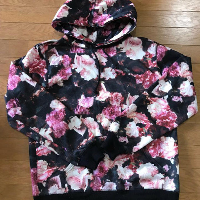 Supreme - supreme 花柄パーカーの通販 by holly's shop Supreme - supreme 花柄パーカーの通販 by holly's shop