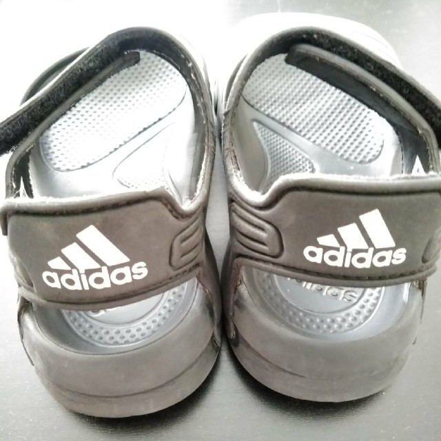 adidas(アディダス)のskmy♡様専用　アディダスのサンダル　１５㌢ キッズ/ベビー/マタニティのキッズ靴/シューズ(15cm~)(サンダル)の商品写真