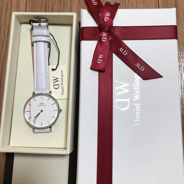 Daniel Wellington(ダニエルウェリントン)のダニエルウェリントン 白ベルト （ギフトボックス付き） レディースのファッション小物(腕時計)の商品写真