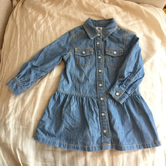 PETIT BATEAU(プチバトー)のプチバトー デニムワンピース キッズ/ベビー/マタニティのキッズ服女の子用(90cm~)(ワンピース)の商品写真