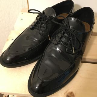 ザラ(ZARA)のZARA 黒 エナメル 紐靴 値下げ(ローファー/革靴)