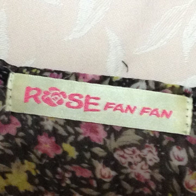 ROSE FANFAN(ローズファンファン)のローズファンファン★黒系・花柄チュニック・M レディースのトップス(チュニック)の商品写真