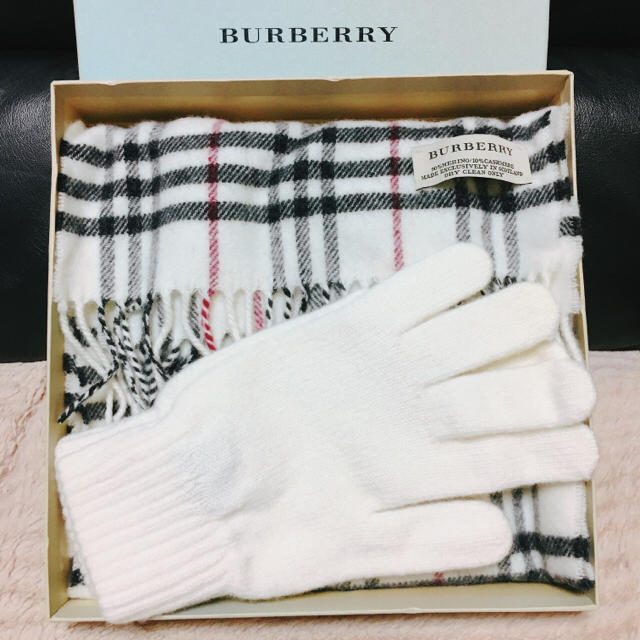 BURBERRY(バーバリー)の【未使用＊BURBERRY】箱付き＊マフラー＊手袋セット レディースのファッション小物(マフラー/ショール)の商品写真