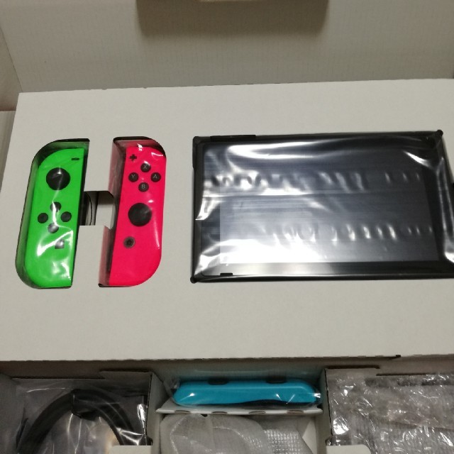 Nintendo Switch(ニンテンドースイッチ)のswitch スプラトゥーンカラー エンタメ/ホビーのゲームソフト/ゲーム機本体(家庭用ゲーム機本体)の商品写真