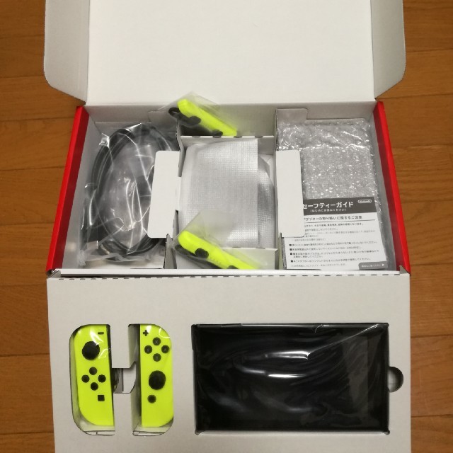 Nintendo Switch(ニンテンドースイッチ)の新品 switch オールイエロー エンタメ/ホビーのゲームソフト/ゲーム機本体(家庭用ゲーム機本体)の商品写真