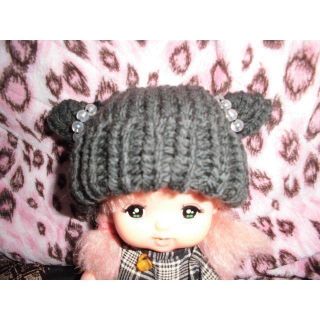新品・レインボーに輝くビーズが付メルちゃんの手編みのねこ耳付きニット帽子(人形)