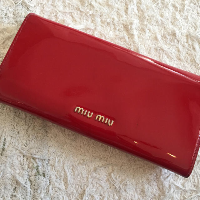 miumiu(ミュウミュウ)の最終 値下げ  ミュウミュウ   赤  長財布   メンズのファッション小物(長財布)の商品写真