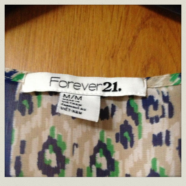 FOREVER 21(フォーエバートゥエンティーワン)のForever21☆シャツ☆夏☆送料込 レディースのトップス(Tシャツ(半袖/袖なし))の商品写真