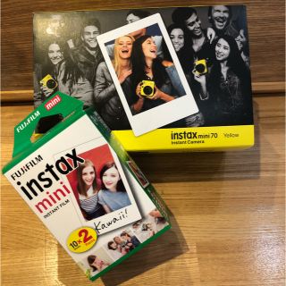 フジフイルム(富士フイルム)の 富士フイルム instax mini 70 チェキ [イエロー]フィルム付き♡(フィルムカメラ)