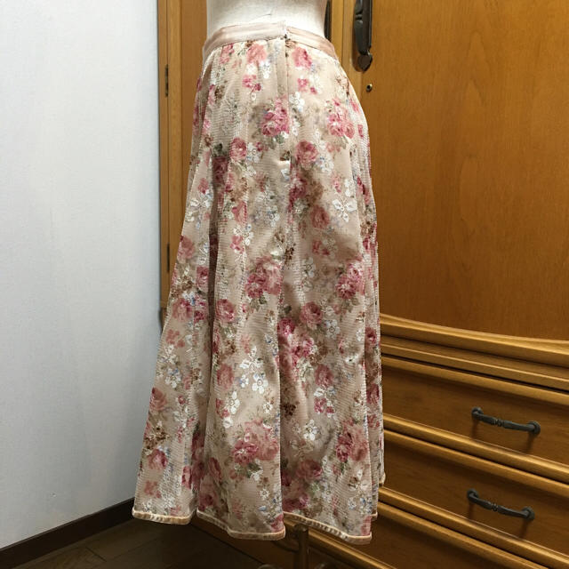 axes femme(アクシーズファム)の花柄レーススカート(ベージュピンク生地に花柄) レディースのスカート(ひざ丈スカート)の商品写真