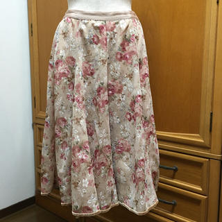 アクシーズファム(axes femme)の花柄レーススカート(ベージュピンク生地に花柄)(ひざ丈スカート)