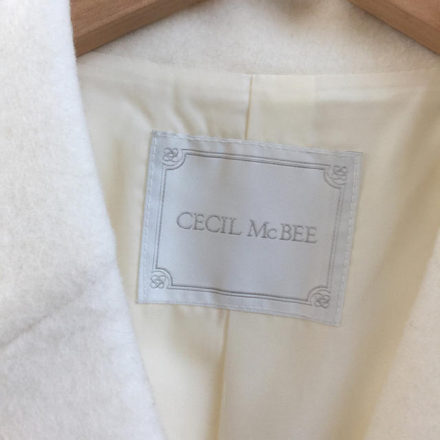 CECIL McBEE(セシルマクビー)のCECIL McBEE  白 チェスターコート  レディースのジャケット/アウター(チェスターコート)の商品写真