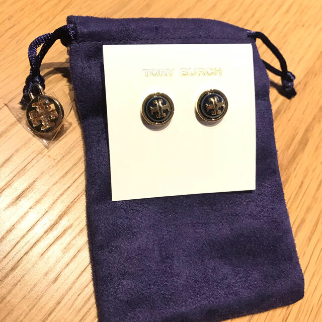 Tory Burch(トリーバーチ)の【新品】トリーバーチ ピアス ネイビー 巾着袋&ショップ袋付き！ レディースのアクセサリー(ピアス)の商品写真