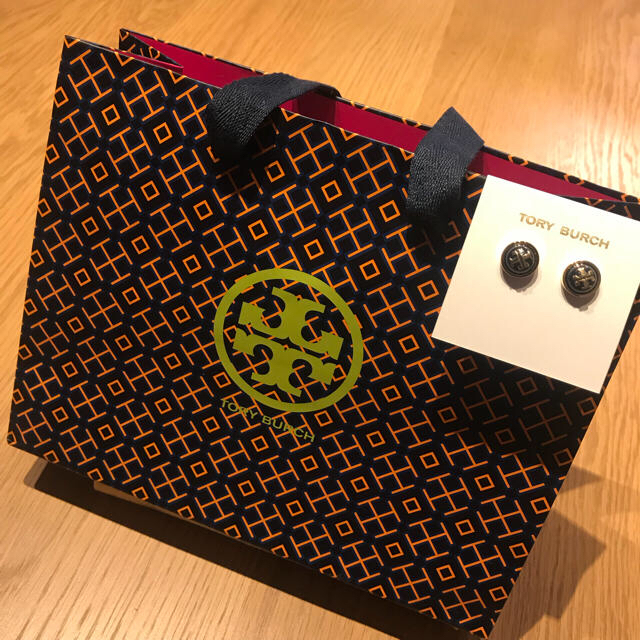 Tory Burch(トリーバーチ)の【新品】トリーバーチ ピアス ネイビー 巾着袋&ショップ袋付き！ レディースのアクセサリー(ピアス)の商品写真