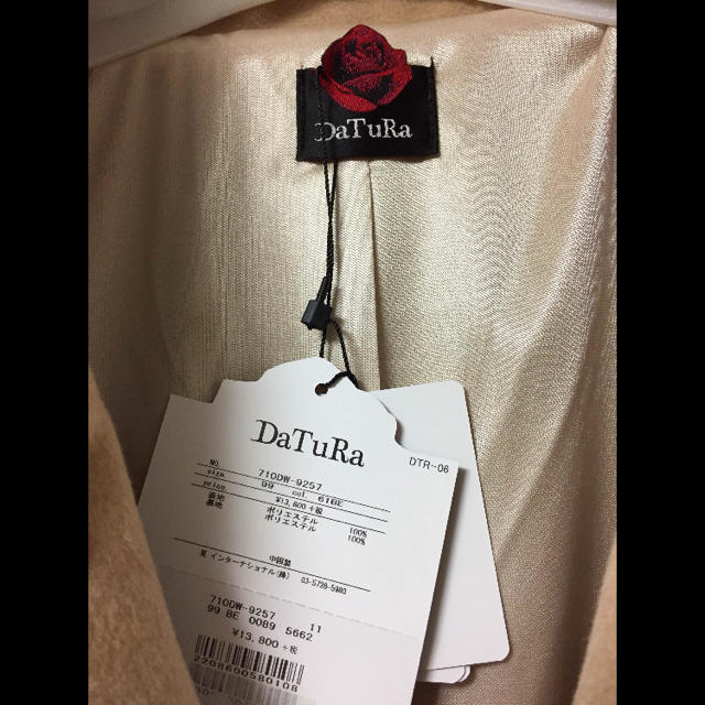 DaTuRa(ダチュラ)の【新品】DaTuRa ダチュラ ビジューチェスターコート ベージュ  レディースのジャケット/アウター(チェスターコート)の商品写真