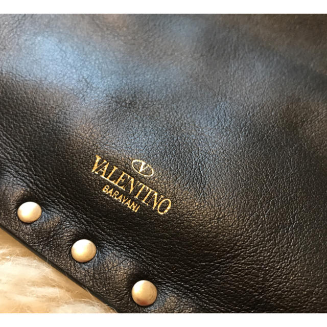 VALENTINO(ヴァレンティノ)のVALENTINO スタッズクラッチ 美品 レディースのバッグ(クラッチバッグ)の商品写真