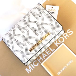 マイケルコース(Michael Kors)の人気！ 可愛い マイケルコース 三つ折り財布 ミニ財布 バニラ 新品本物(財布)