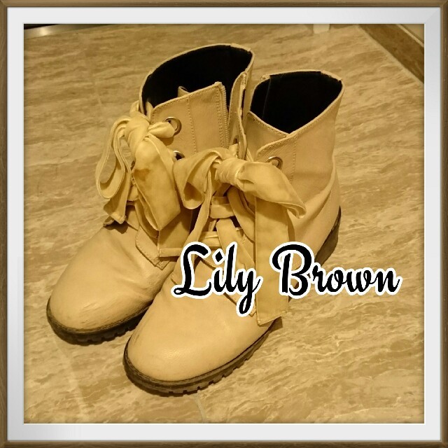 Lily Brown(リリーブラウン)のリリーブラウン ベロアリボンショートブーツ アイボリー レディースの靴/シューズ(ブーツ)の商品写真