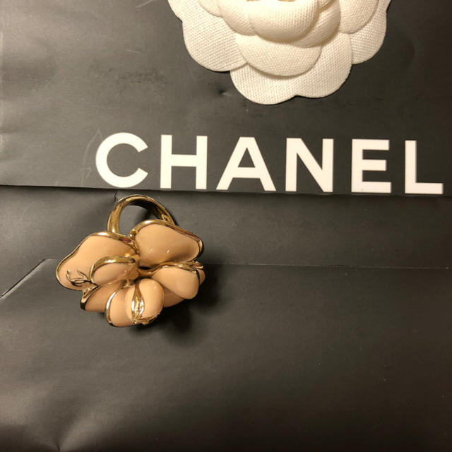 CHANEL(シャネル)の【美品】シャネル♡カメリアリング♡最終値下げ！！ レディースのアクセサリー(リング(指輪))の商品写真