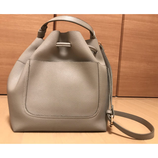 ZARA(ザラ)のZARA 結び目付き 巾着 ショルダー バッグ グレー レディースのバッグ(ショルダーバッグ)の商品写真