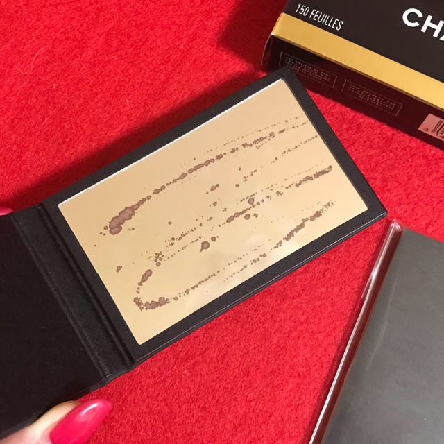 CHANEL(シャネル)のシャネル あぶらとり紙 CHANELオイルコントロールティッシュ傷あり新品です。 コスメ/美容のコスメ/美容 その他(その他)の商品写真