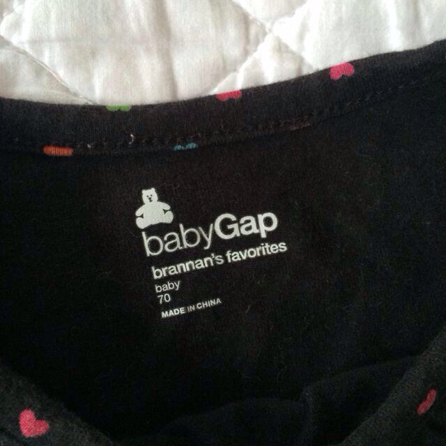 babyGAP(ベビーギャップ)のマルチハート柄 ペプラム風トップス☆70 キッズ/ベビー/マタニティのキッズ服女の子用(90cm~)(その他)の商品写真