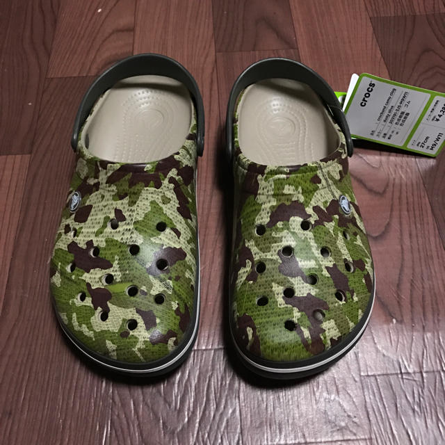 crocs(クロックス)の格安 クロックス 25cm カモ カラー ダスティオリーブ 迷彩 サンダル メンズの靴/シューズ(サンダル)の商品写真