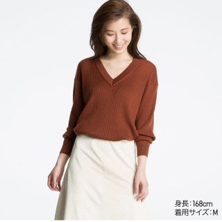 ユニクロ(UNIQLO)のユニクロ メリノブレンドVネックセーター Mサイズ／ブラウン 新品タグ付き！(ニット/セーター)