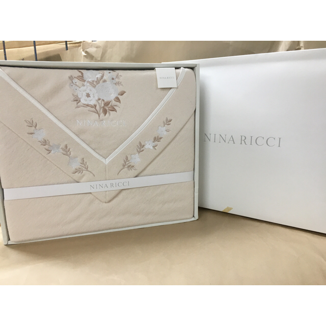 NINA RICCI(ニナリッチ)の【あさがお様専用】【更に値下げ】ニナリッチ 羽毛肌掛け布団セット 新品未使用 インテリア/住まい/日用品の寝具(布団)の商品写真