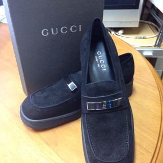 グッチ(Gucci)のGUCCI スエード 黒 37.1/2(ローファー/革靴)