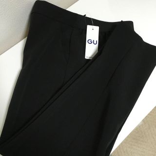 ジーユー(GU)の新品未使用タグ付き‼️GU テーパードパンツ  黒(クロップドパンツ)