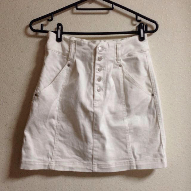 mysty woman(ミスティウーマン)のホワイトタイトスカート レディースのスカート(ひざ丈スカート)の商品写真