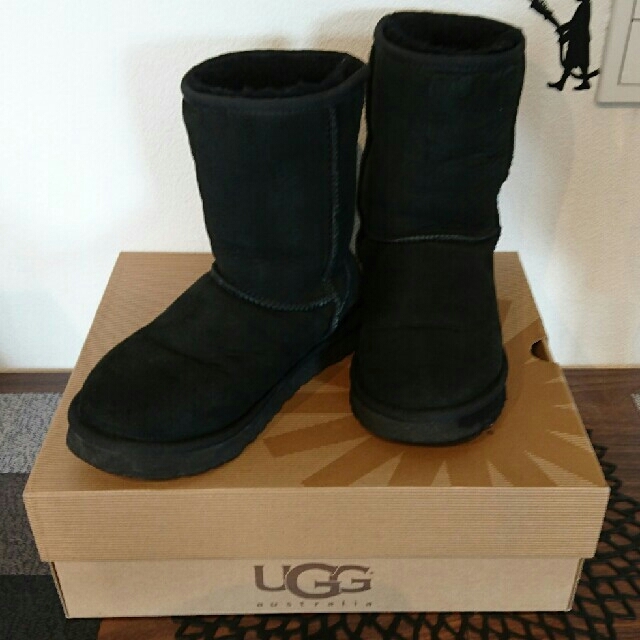 UGG ｸﾗｼｯｸ ｼｮｰﾄ ﾑｰﾄﾝ ﾌﾞｰﾂ 黒