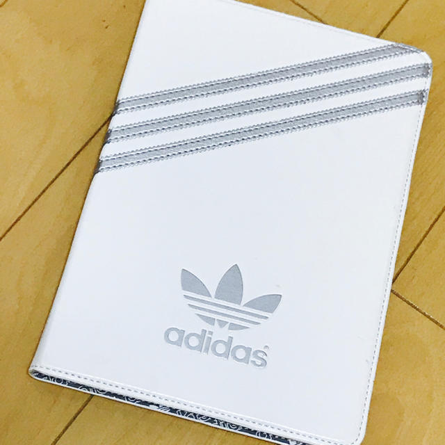 adidas(アディダス)のaddidasオリジナルスiPadケース スマホ/家電/カメラのスマホアクセサリー(iPadケース)の商品写真