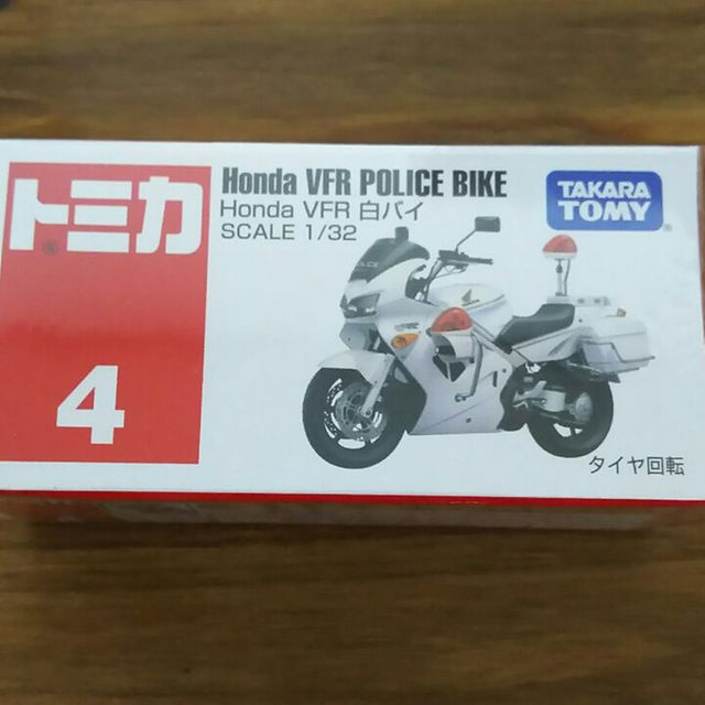 トミカ 白バイ かっこいい♪ 新品未開封 タイヤ回転します エンタメ/ホビーのおもちゃ/ぬいぐるみ(模型/プラモデル)の商品写真