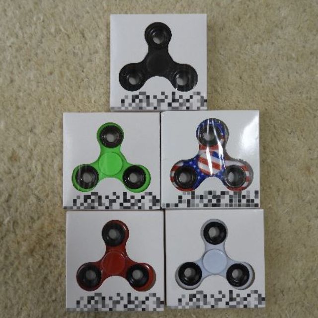 ハンドスピナー hand spinner　ホワイト　白　新品　箱付き　送料無料 エンタメ/ホビーのおもちゃ/ぬいぐるみ(その他)の商品写真