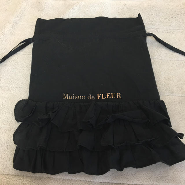 Maison de FLEUR(メゾンドフルール)のメゾンドフルール フリル巾着 レディースのファッション小物(ポーチ)の商品写真