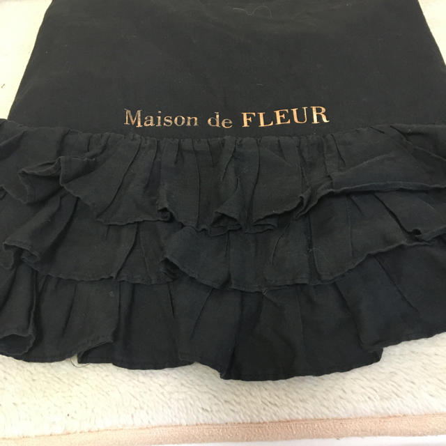 Maison de FLEUR(メゾンドフルール)のメゾンドフルール フリル巾着 レディースのファッション小物(ポーチ)の商品写真