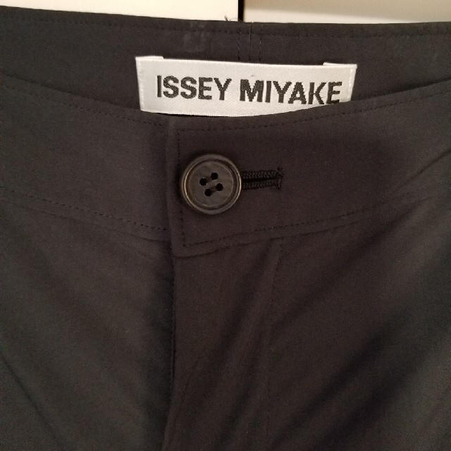 ISSEY MIYAKE(イッセイミヤケ)のサイドフリルパンツ レディースのパンツ(カジュアルパンツ)の商品写真