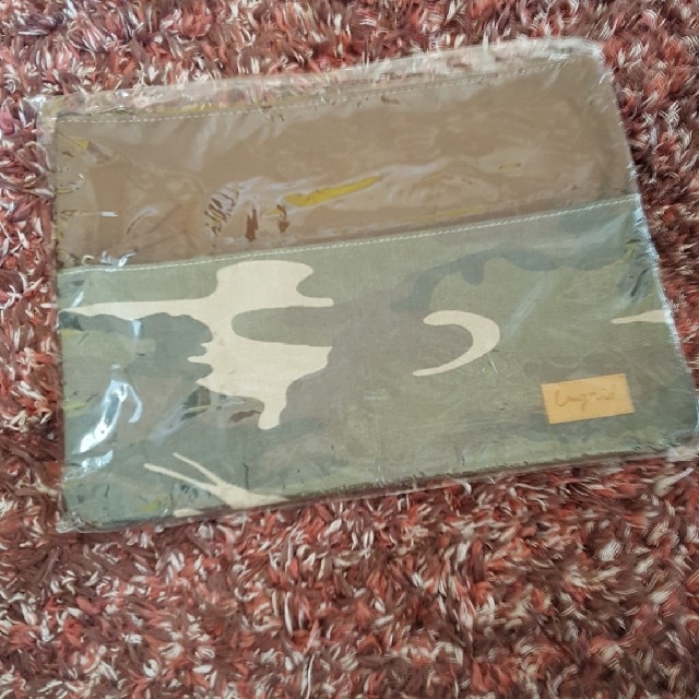 Ungrid(アングリッド)のungrid　ノベルティ　カモフラージュ　迷彩柄　ミニクラッチバック レディースのバッグ(クラッチバッグ)の商品写真
