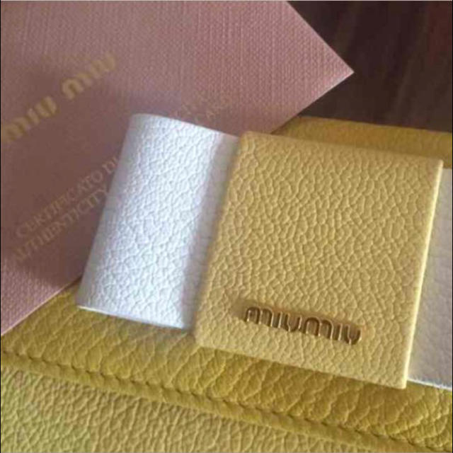 ミュウミュウ miumiu折りお財布 リボン 白×黄色 | フリマアプリ ラクマ