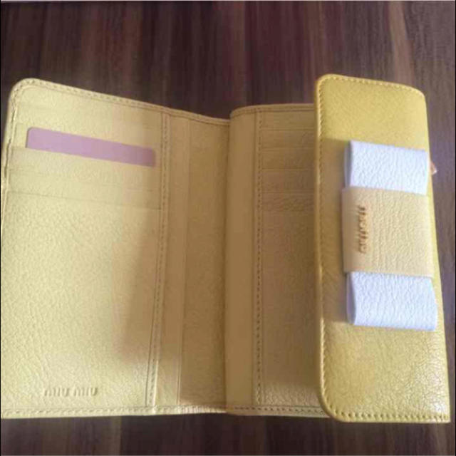 miumiu(ミュウミュウ)のミュウミュウ miumiu折りお財布 リボン 白×黄色 レディースのファッション小物(財布)の商品写真