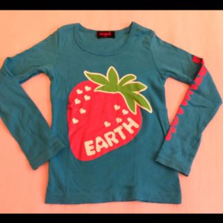 アースマジック(EARTHMAGIC)のアースマジック130cmいちご柄ロンT青★EARTHMAGIC(Tシャツ/カットソー)