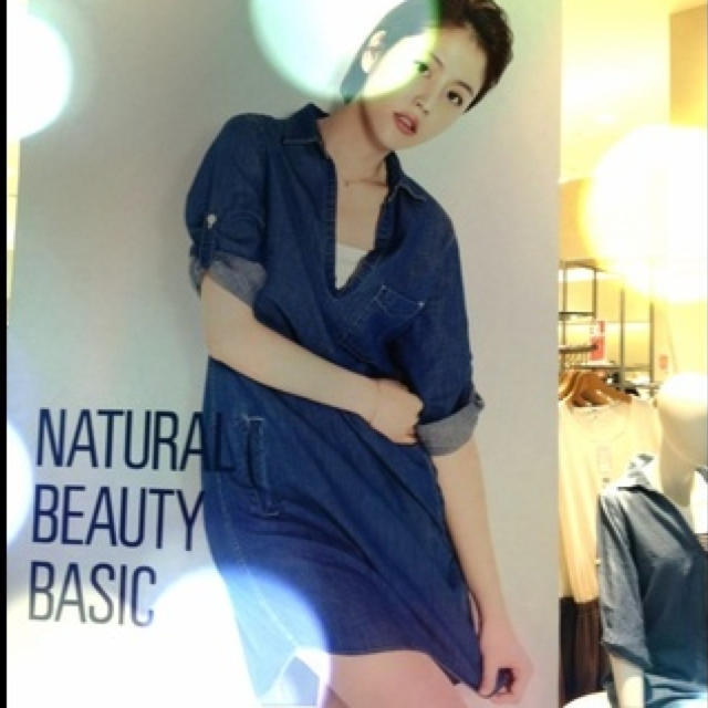 NATURAL BEAUTY BASIC(ナチュラルビューティーベーシック)のナチュビ デニムワンピ マタニティOK！ レディースのワンピース(ミニワンピース)の商品写真