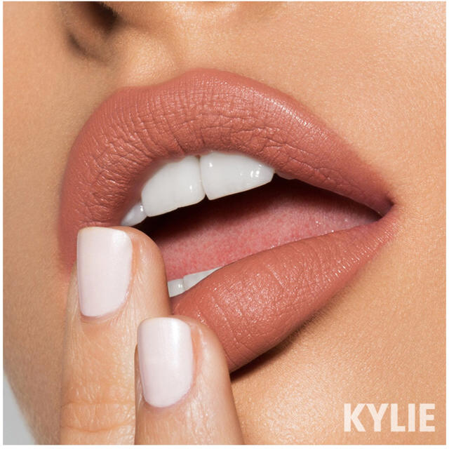 Kylie Cosmetics(カイリーコスメティックス)のKylie Cosmetics ベルベットリキッド リップ Commando コスメ/美容のベースメイク/化粧品(口紅)の商品写真