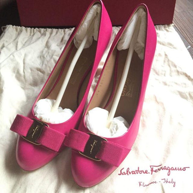 Salvatore Ferragamo(サルヴァトーレフェラガモ)の年末セール！ 新品 フェラガモ リボン パンプス ピンク CARLA 6 1/2 レディースの靴/シューズ(ハイヒール/パンプス)の商品写真