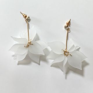 ザラ(ZARA)のフロスト♡花びら♡ゆらゆら♡ピアス(ピアス)