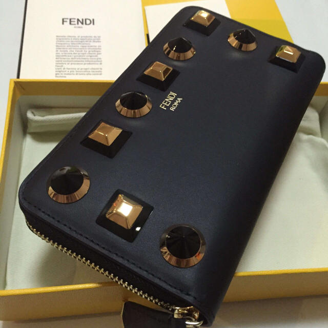 FENDI - 正規品 FENDI フェンディ スタッズ レザー 長財布 ブラックの