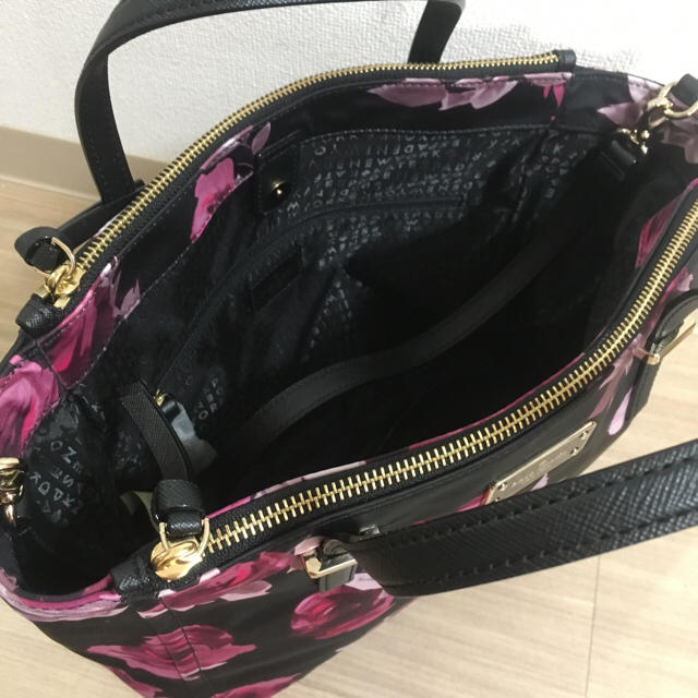 kate spade new york(ケイトスペードニューヨーク)のケイトスペード♠︎Ｗサイドポケットローズ柄2wayハンドorショルダーバッグ レディースのバッグ(ハンドバッグ)の商品写真