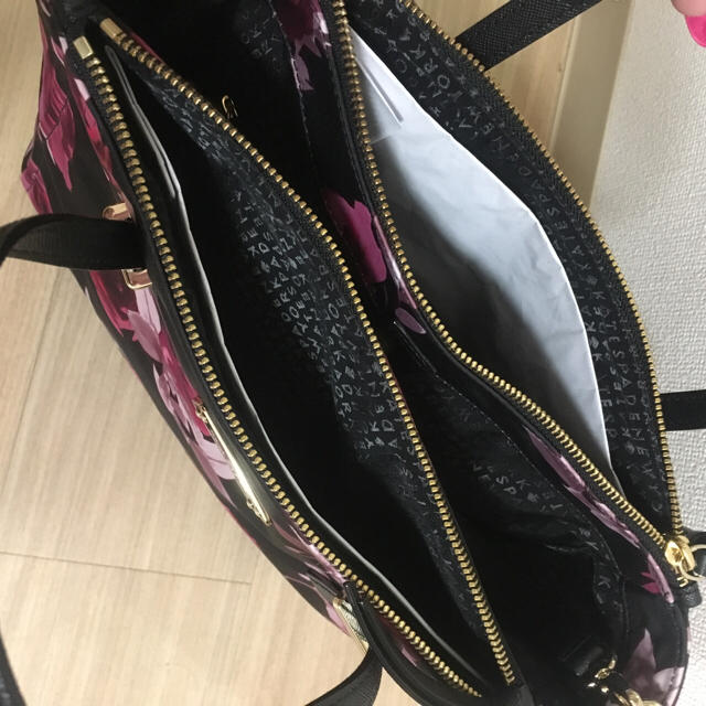 kate spade new york(ケイトスペードニューヨーク)のケイトスペード♠︎Ｗサイドポケットローズ柄2wayハンドorショルダーバッグ レディースのバッグ(ハンドバッグ)の商品写真